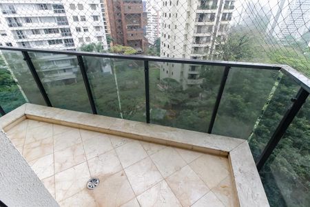 Apartamento à venda com 198m², 4 quartos e 3 vagas Apartamento à venda com 198m², 4 quartos e 3 vagasVaranda - Suíte 2