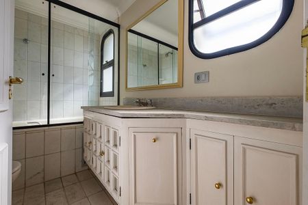 Apartamento à venda com 196m², 3 quartos e 3 vagasSuíte 1 - Banheiro