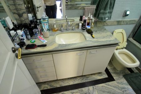 Apartamento à venda com 377m², 4 quartos e 4 vagasBanheiro Suíte 2