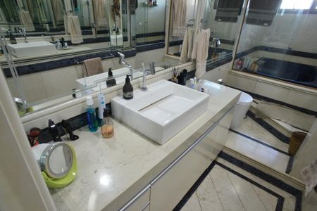 Apartamento à venda com 377m², 4 quartos e 4 vagasBanheiro Suíte 1