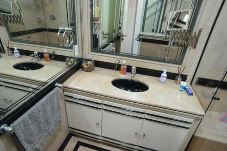 Apartamento à venda com 377m², 4 quartos e 4 vagasBanheiro da Suíte 3