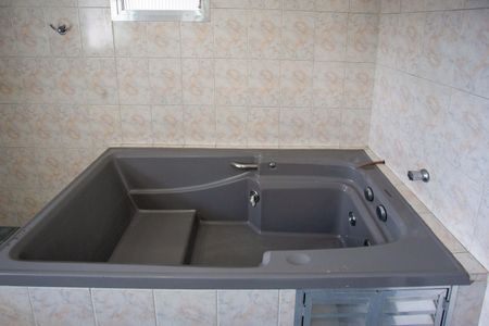 Casa à venda com 200m², 2 quartos e 2 vagasBanheira