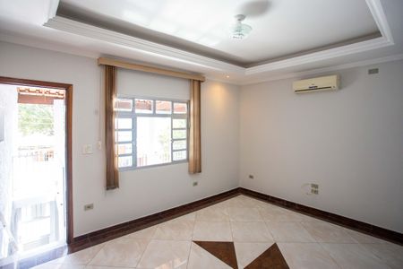 Casa à venda com 200m², 2 quartos e 2 vagassala