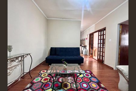 Casa à venda com 200m², 6 quartos e 4 vagas Casa à venda com 200m², 6 quartos e 4 vagasSala