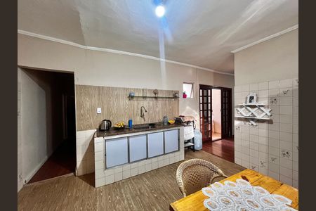 Casa à venda com 200m², 6 quartos e 4 vagas Casa à venda com 200m², 6 quartos e 4 vagasCozinha