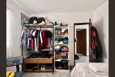 Casa à venda com 200m², 6 quartos e 4 vagas Casa à venda com 200m², 6 quartos e 4 vagasQuarto 2