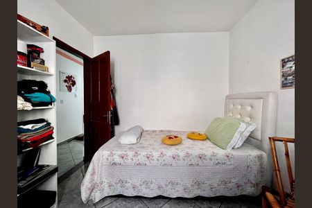 Casa à venda com 200m², 6 quartos e 4 vagas Casa à venda com 200m², 6 quartos e 4 vagasQuarto 2