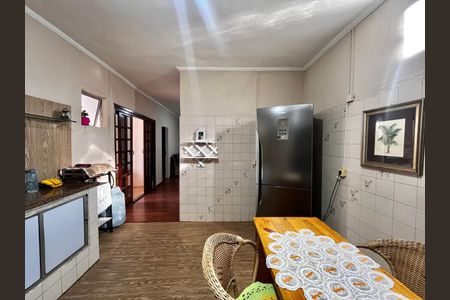 Casa à venda com 200m², 6 quartos e 4 vagas Casa à venda com 200m², 6 quartos e 4 vagasCozinha