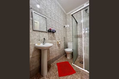 Casa à venda com 200m², 6 quartos e 4 vagas Casa à venda com 200m², 6 quartos e 4 vagasCasa 2 - Banheiro