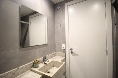 Banheiro de apartamento para alugar com 0 quarto, 35m² em Petrópolis, Porto Alegre