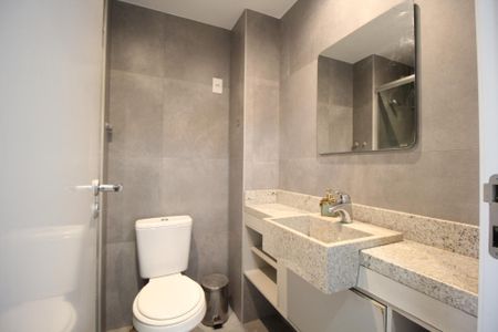 Banheiro de apartamento para alugar com 0 quarto, 35m² em Petrópolis, Porto Alegre