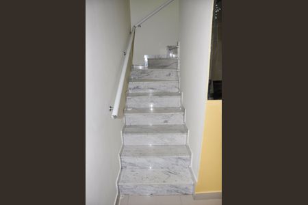 Casa para alugar com 170m², 4 quartos e 2 vagas Casa para alugar com 170m², 4 quartos e 2 vagas Escada Quartos