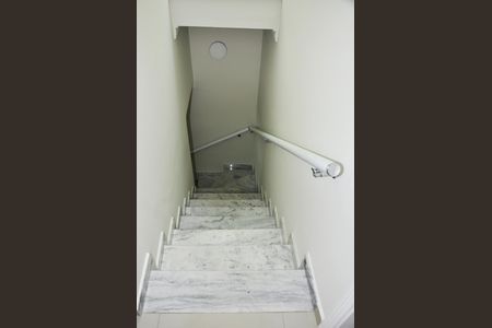 Casa para alugar com 170m², 4 quartos e 2 vagas Casa para alugar com 170m², 4 quartos e 2 vagas Escada Quartos