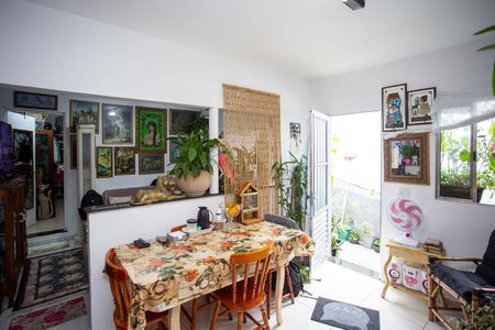 Casa à venda com 206m², 2 quartos e 2 vagasSala