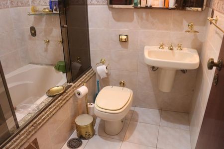 Casa à venda com 219m², 2 quartos e 4 vagasBanheiro da Suíte 