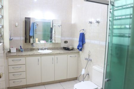 Casa à venda com 219m², 2 quartos e 4 vagasBanheiro 2