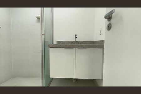 Banheiro de kitnet/studio para alugar com 1 quarto, 28m² em Vila Firmiano Pinto, São Paulo