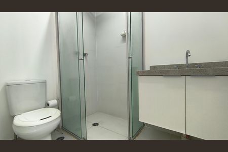 Banheiro de kitnet/studio para alugar com 1 quarto, 28m² em Vila Firmiano Pinto, São Paulo