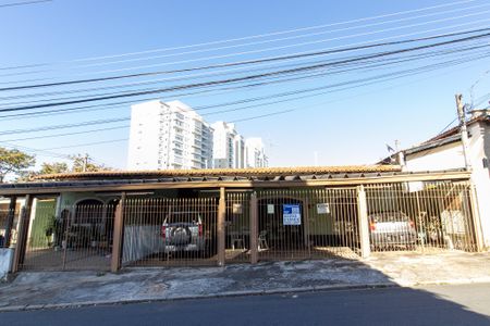 Casa à venda com 315m², 4 quartos e 4 vagas Casa à venda com 315m², 4 quartos e 4 vagasFachada