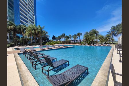 Apartamento à venda com 384m², 4 quartos e 5 vagas Apartamento à venda com 384m², 4 quartos e 5 vagasÁrea Comum Piscina