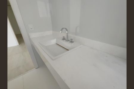 Apartamento à venda com 384m², 4 quartos e 5 vagas Apartamento à venda com 384m², 4 quartos e 5 vagasBanheiro da Suíte 2