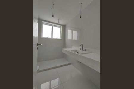 Apartamento à venda com 384m², 4 quartos e 5 vagas Apartamento à venda com 384m², 4 quartos e 5 vagasBanheiro 2 da Suíte 1