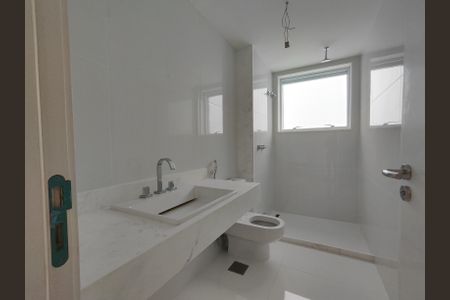 Apartamento à venda com 384m², 4 quartos e 5 vagas Apartamento à venda com 384m², 4 quartos e 5 vagasBanheiro da Suíte 4