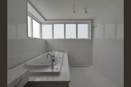 Apartamento à venda com 384m², 4 quartos e 5 vagas Apartamento à venda com 384m², 4 quartos e 5 vagasBanheiro 1 da Suíte 1