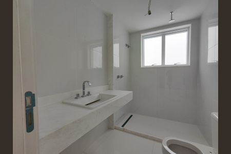 Apartamento à venda com 384m², 4 quartos e 5 vagas Apartamento à venda com 384m², 4 quartos e 5 vagasBanheiro da Suíte 2