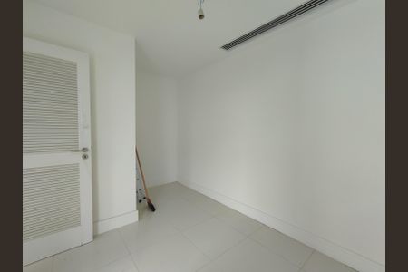 Apartamento à venda com 384m², 4 quartos e 5 vagas Apartamento à venda com 384m², 4 quartos e 5 vagasQuarto de Serviço