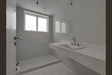 Apartamento à venda com 384m², 4 quartos e 5 vagas Apartamento à venda com 384m², 4 quartos e 5 vagasBanheiro 2 da Suíte 1