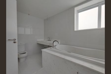 Apartamento à venda com 384m², 4 quartos e 5 vagas Apartamento à venda com 384m², 4 quartos e 5 vagasBanheiro 1 da Suíte 1