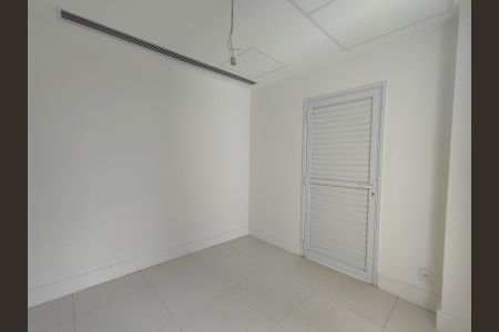 Apartamento à venda com 384m², 4 quartos e 5 vagas Apartamento à venda com 384m², 4 quartos e 5 vagasQuarto de Serviço