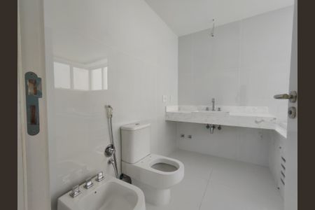 Apartamento à venda com 384m², 4 quartos e 5 vagas Apartamento à venda com 384m², 4 quartos e 5 vagasBanheiro 1 da Suíte 1