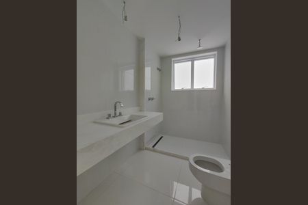 Apartamento à venda com 384m², 4 quartos e 5 vagas Apartamento à venda com 384m², 4 quartos e 5 vagasBanheiro da Suíte 2