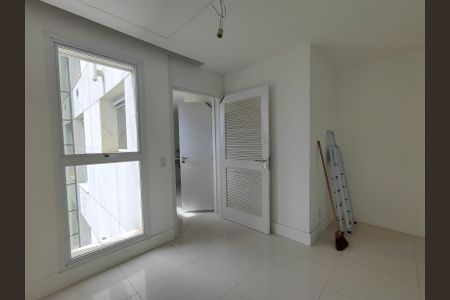 Apartamento à venda com 384m², 4 quartos e 5 vagas Apartamento à venda com 384m², 4 quartos e 5 vagasQuarto de Serviço