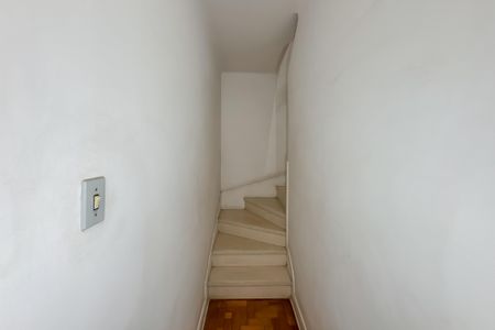 Casa para alugar com 205m², 3 quartos e 1 vaga Casa para alugar com 205m², 3 quartos e 1 vagaEscada