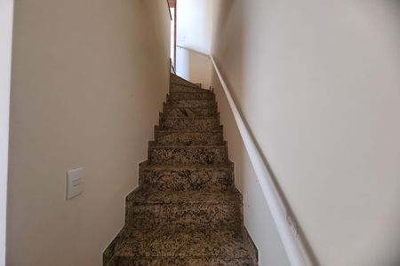 Casa de condomínio à venda com 70m², 3 quartos e 1 vagaescada quartos