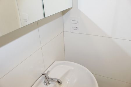 Banheiro social de kitnet/studio para alugar com 1 quarto, 23m² em Vila Buarque, São Paulo