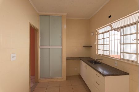 Casa à venda com 230m², 5 quartos e 6 vagas Casa à venda com 230m², 5 quartos e 6 vagasCasa 2- Cozinha