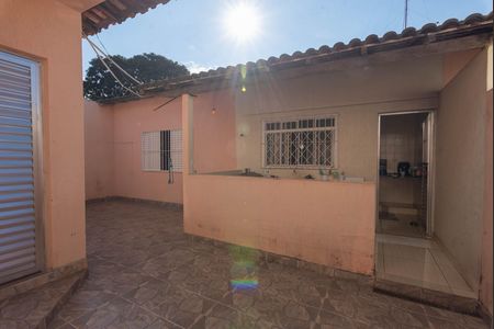 Casa à venda com 230m², 5 quartos e 6 vagas Casa à venda com 230m², 5 quartos e 6 vagasQuintal