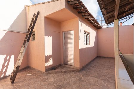 Casa à venda com 230m², 5 quartos e 6 vagas Casa à venda com 230m², 5 quartos e 6 vagasQuintal