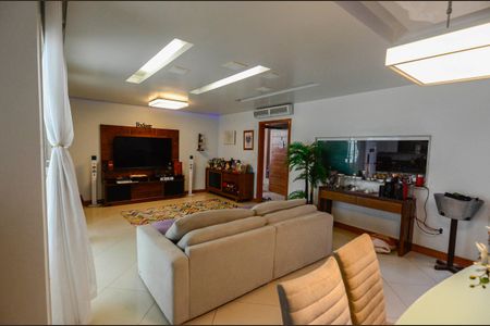 Sala de casa à venda com 4 quartos, 550m² em Grajaú, Rio de Janeiro