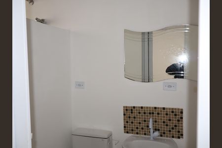 Banheiro social de casa para alugar com 1 quarto, 42m² em Vila Darli, São Paulo