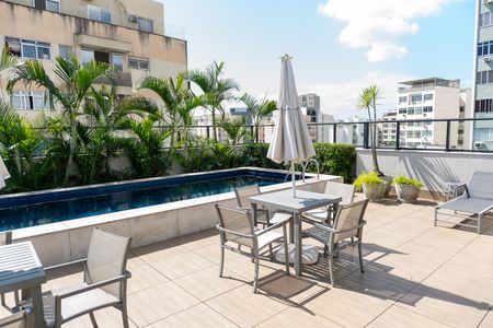 Apartamento à venda com 93m², 2 quartos e 1 vaga Apartamento à venda com 93m², 2 quartos e 1 vagaÁrea comum - Piscina