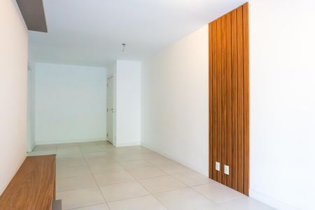 Apartamento à venda com 93m², 2 quartos e 1 vaga Apartamento à venda com 93m², 2 quartos e 1 vagaSala