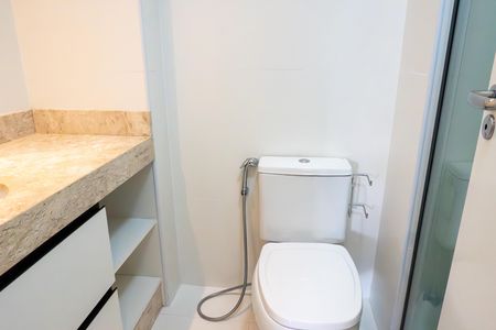 Apartamento à venda com 93m², 2 quartos e 1 vaga Apartamento à venda com 93m², 2 quartos e 1 vagaBanheiro social