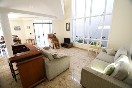 Casa à venda com 337m², 3 quartos e 4 vagasSala