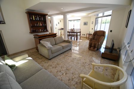 Casa à venda com 337m², 3 quartos e 4 vagasSala