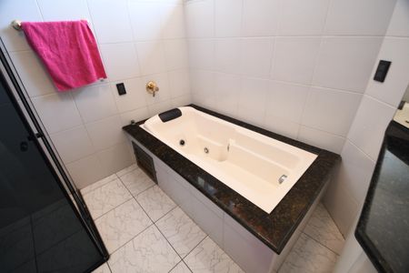 Casa à venda com 337m², 3 quartos e 4 vagasBanheiro da Suíte 2